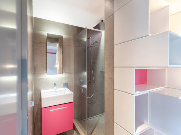 Salle de bain avec meuble vasque rose et douche à l’italienne