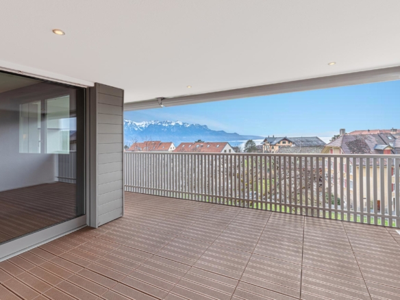 Terrasse couverte avec vue lac et montagne