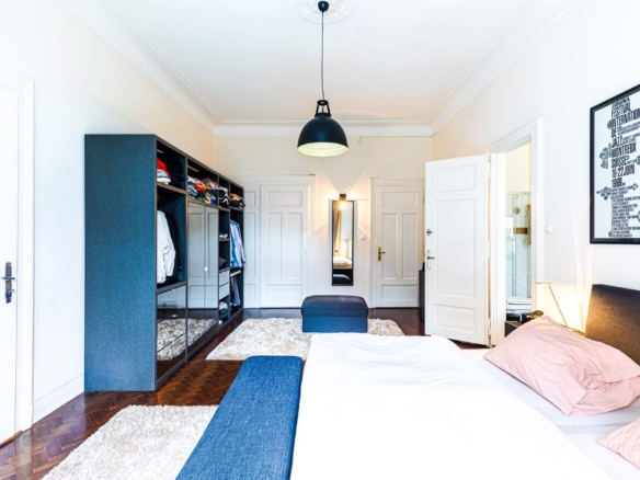 Chambre principale avec grand dressing intégré