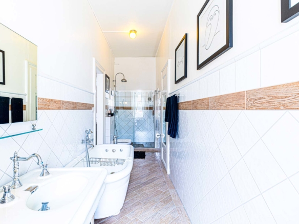 Salle de bain avec baignoire et douche
