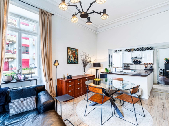 Vue sur salle à manger et cuisine ouverte