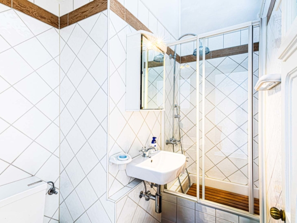 Deuxième salle de bain avec douche et WC
