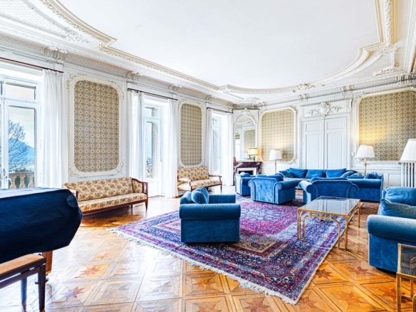Salon élégant mêlant cachet ancien et décoration contemporaine