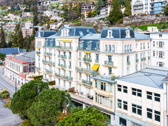 Immeuble historique à Territet avec balcons et toiture mansardée