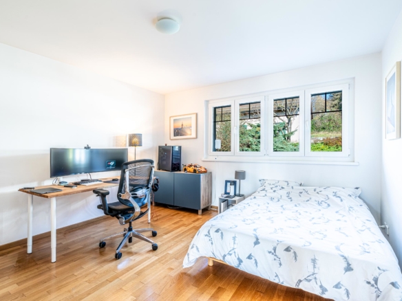 Espace de travail et chambre lumineuse à Etoy – Confort et sérénité