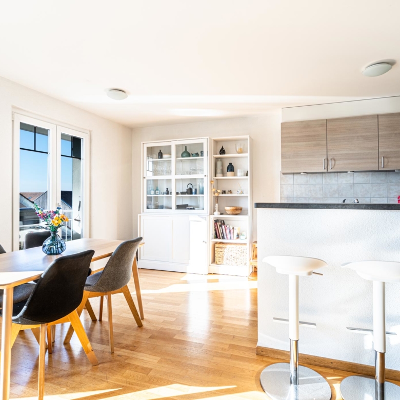 Espace repas et cuisine à Etoy – Design moderne et chaleureux