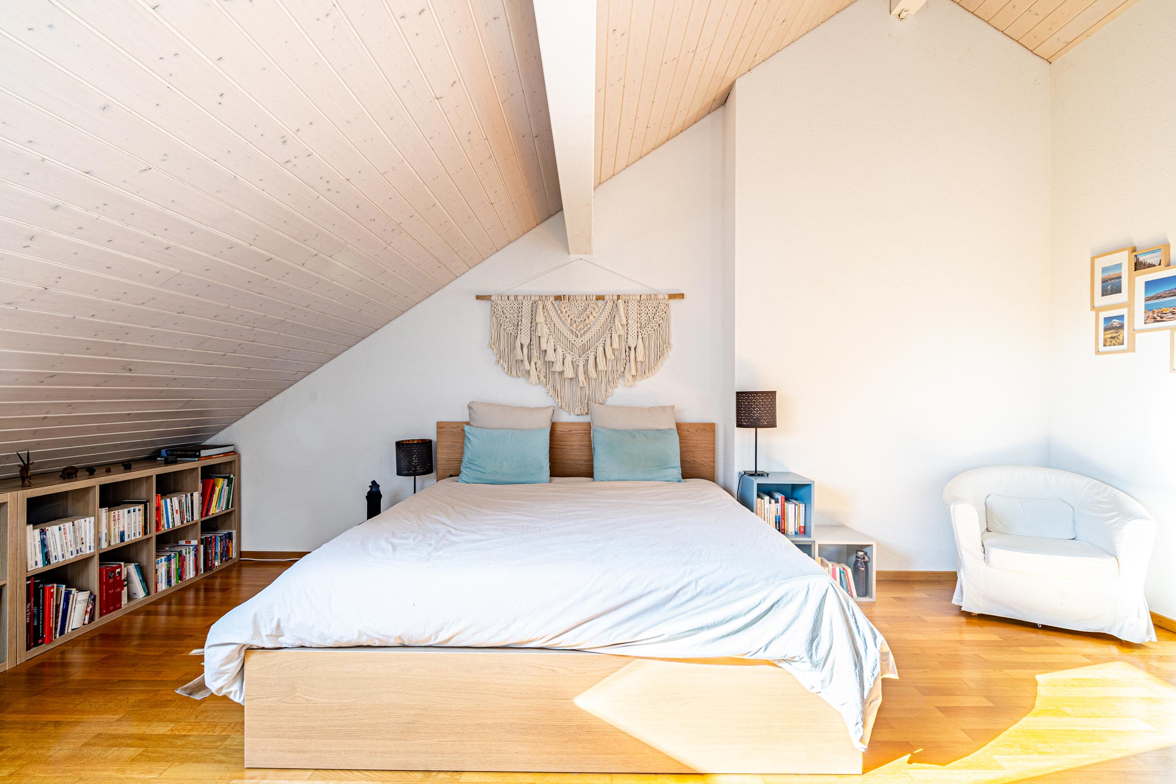 Chambre spacieuse sous les toits à Etoy – Charme et confort