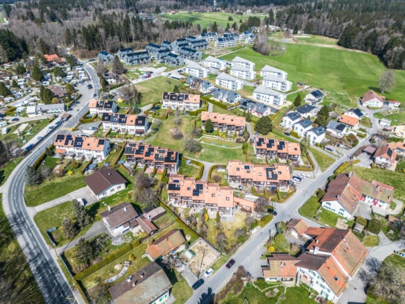 Vue aérienne complète du quartier avec la villa en évidence