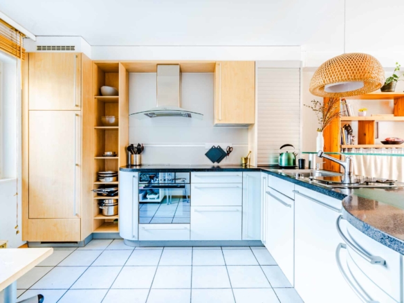 Cuisine moderne avec plan de travail en granit et rangements ouverts
