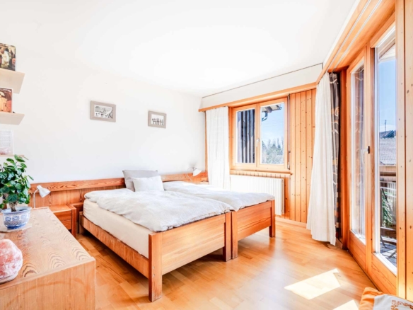 Chambre lumineuse avec accès au balcon