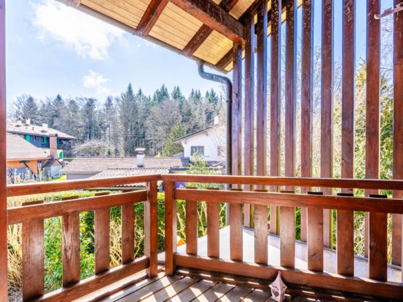 Balcon en bois avec vue sur le quartier résidentiel