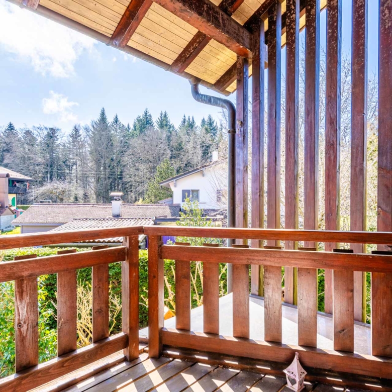 Balcon en bois avec vue sur le quartier résidentiel