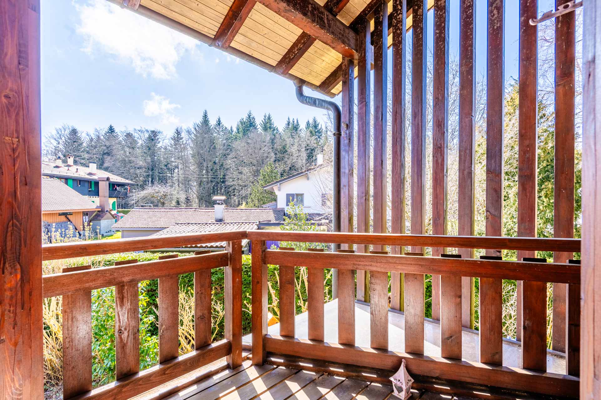 Balcon en bois avec vue sur le quartier résidentiel
