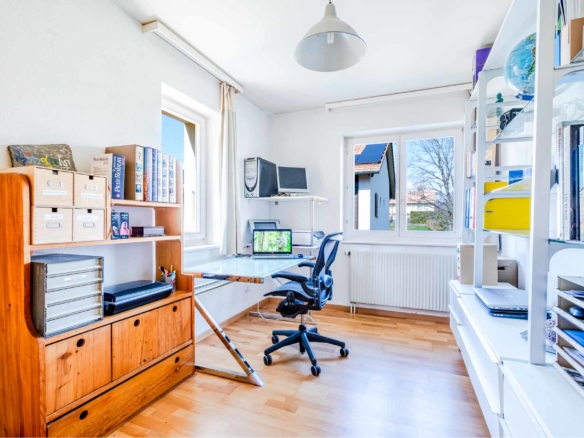 Bureau lumineux avec vue sur l’extérieur