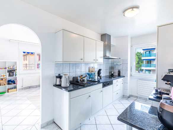 Cuisine semi-fermée à Clarens avec vue dégagée