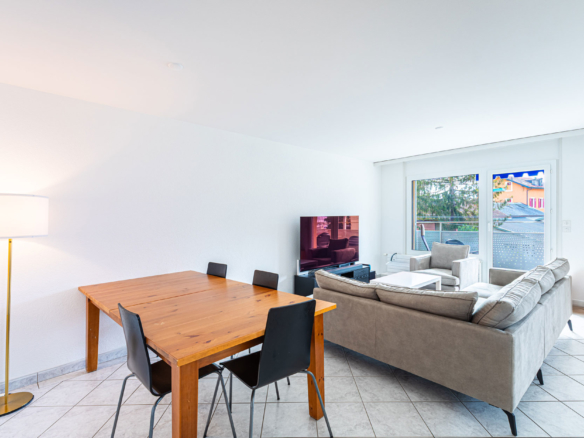 Salon lumineux avec accès balcon à Clarens