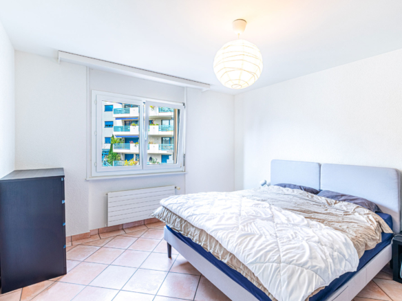 Chambre principale avec carrelage et lumière naturelle à Clarens