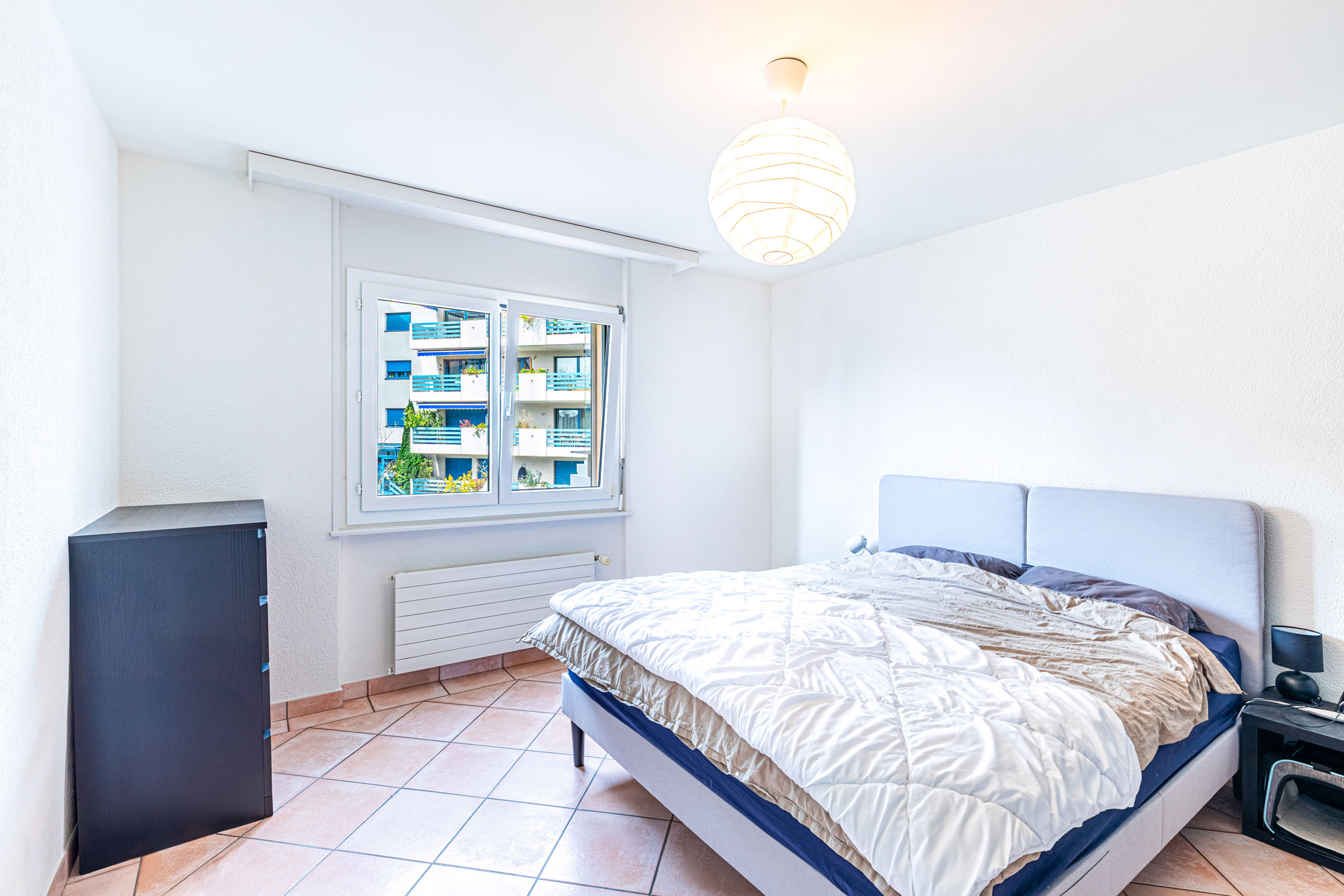 Chambre principale avec carrelage et lumière naturelle à Clarens