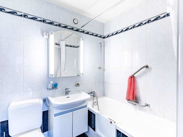 Salle de bain carrelée avec baignoire à Clarens