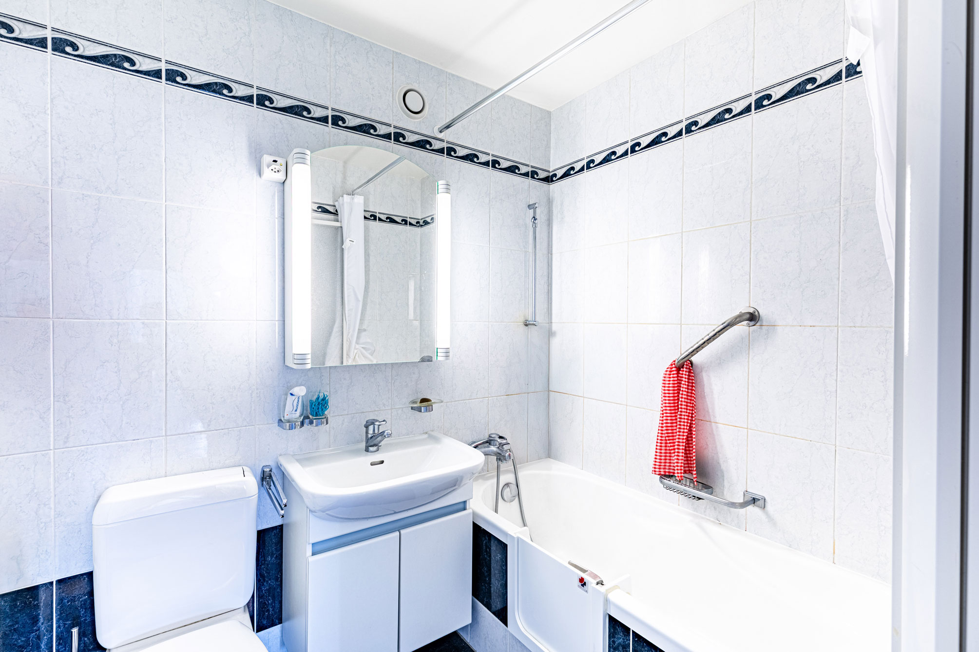 Salle de bain carrelée avec baignoire à Clarens