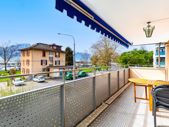 Balcon avec vue sur le lac et les montagnes à Clarens