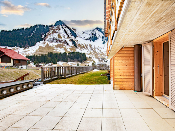 Terrasse avec vue sur les montagnes enneigées à Les Mosses