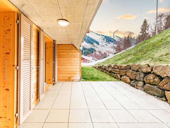 Terrasse couverte avec vue sur la nature à Les Mosses