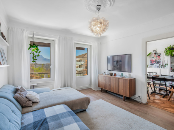 Coin salon cosy avec mobilier moderne et décor épuré