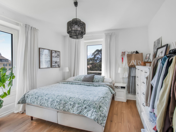 Chambre parentale lumineuse avec double fenêtre