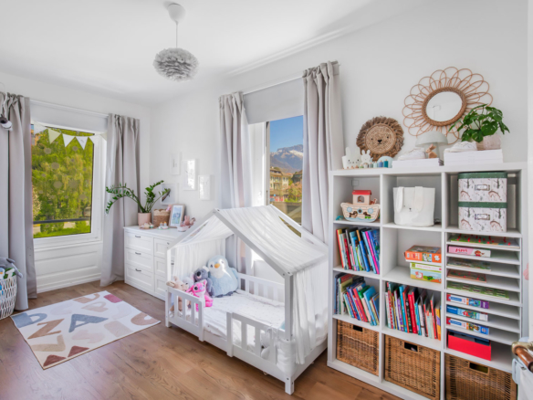 Chambre d’enfant décorée avec meubles blancs