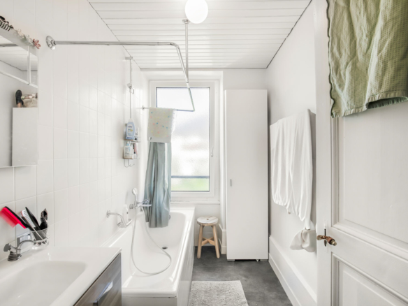 Salle de bain avec baignoire et lumière naturelle