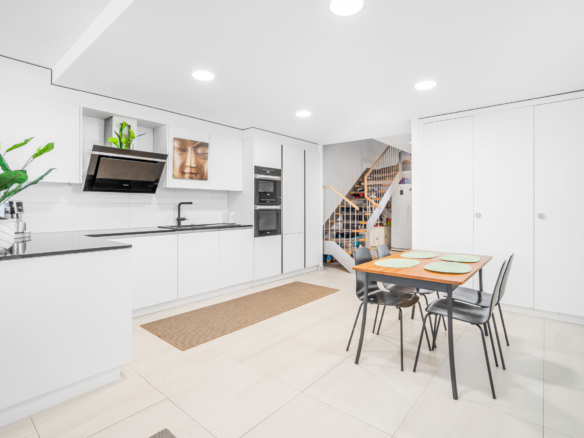 Cuisine blanche équipée à Bournens avec coin repas et électroménagers encastrés