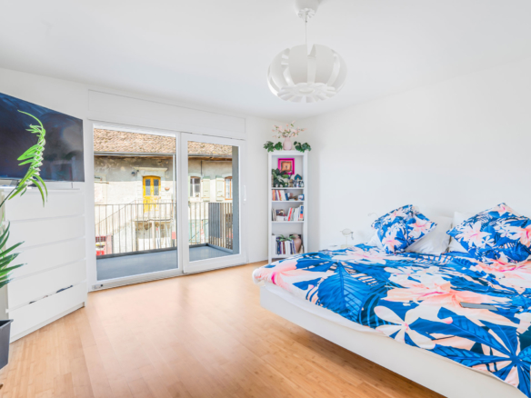 Chambre parentale lumineuse à Bournens avec accès balcon