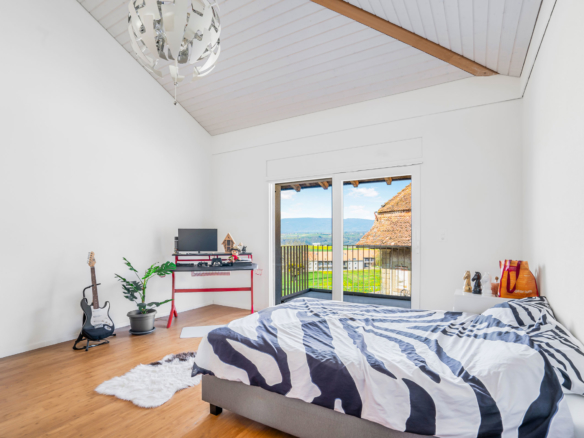 Chambre spacieuse avec vue dégagée sur les collines de Bournens