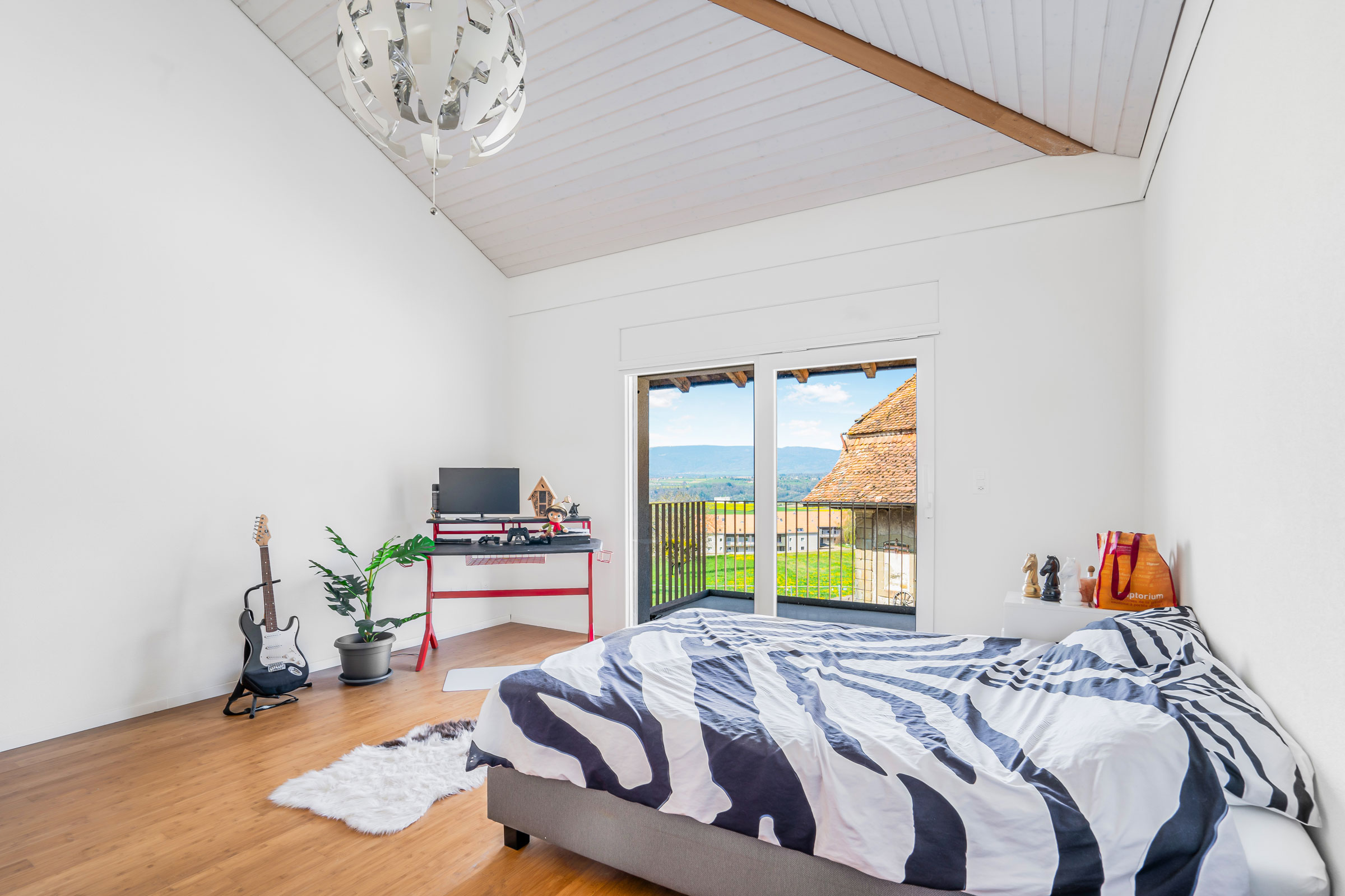 Chambre spacieuse avec vue dégagée sur les collines de Bournens