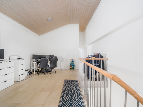 Espace bureau à l’étage à Bournens avec double poste de travail