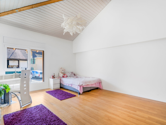 Chambre d’enfant spacieuse à Bournens avec bureau et lit simple