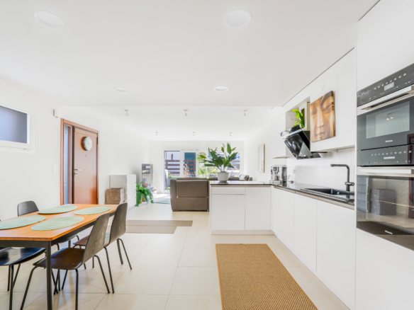 Cuisine ouverte sur séjour à Bournens avec salle à manger intégrée