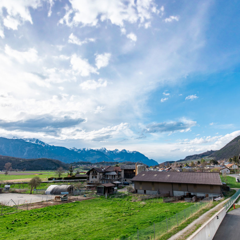 Vue dégagée sur la campagne et montagnes depuis le balcon