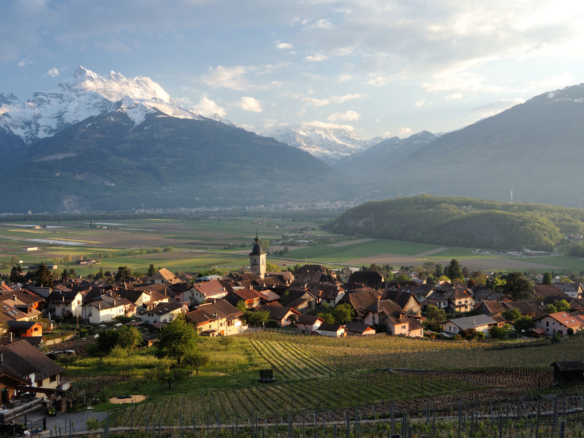 Village d'Ollon avec vue sur les Dents du Midi