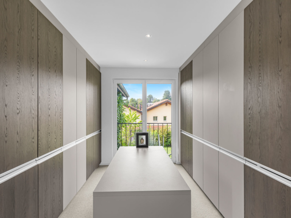 Dressing contemporain à Vevey avec rangement mural