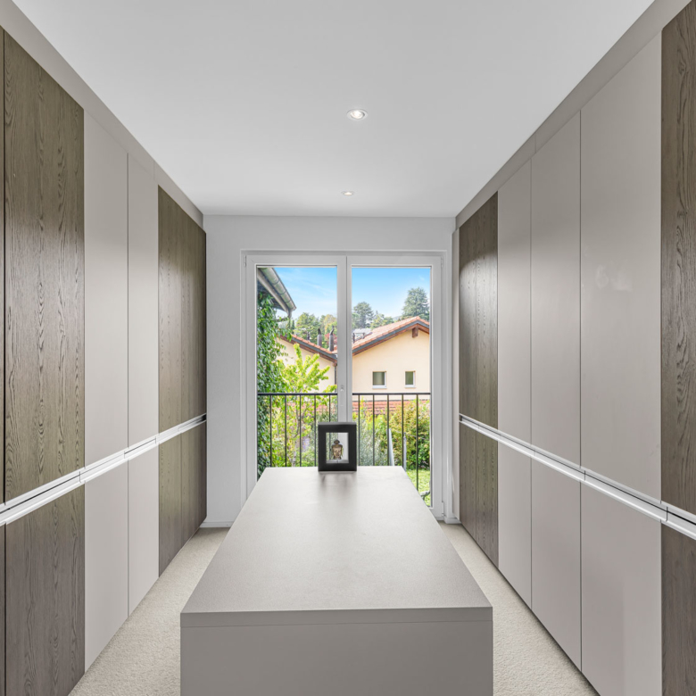 Dressing contemporain à Vevey avec rangement mural