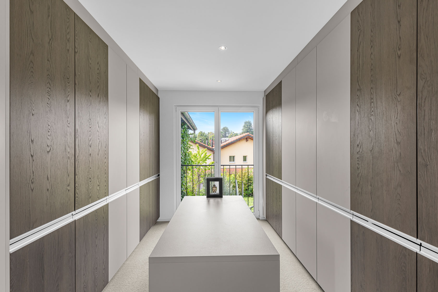 Dressing contemporain à Vevey avec rangement mural
