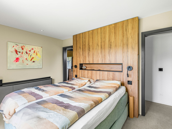 Chambre à Vevey avec tête de lit en bois et éléments design