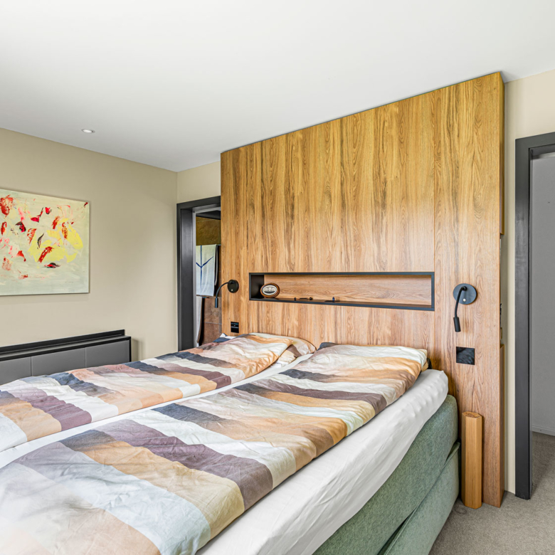 Chambre à Vevey avec tête de lit en bois et éléments design
