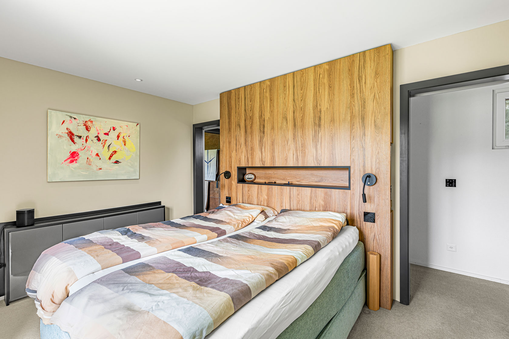 Chambre à Vevey avec tête de lit en bois et éléments design