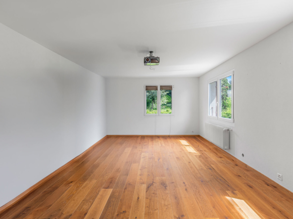 Salle de projection ou bureau à Vevey avec parquet