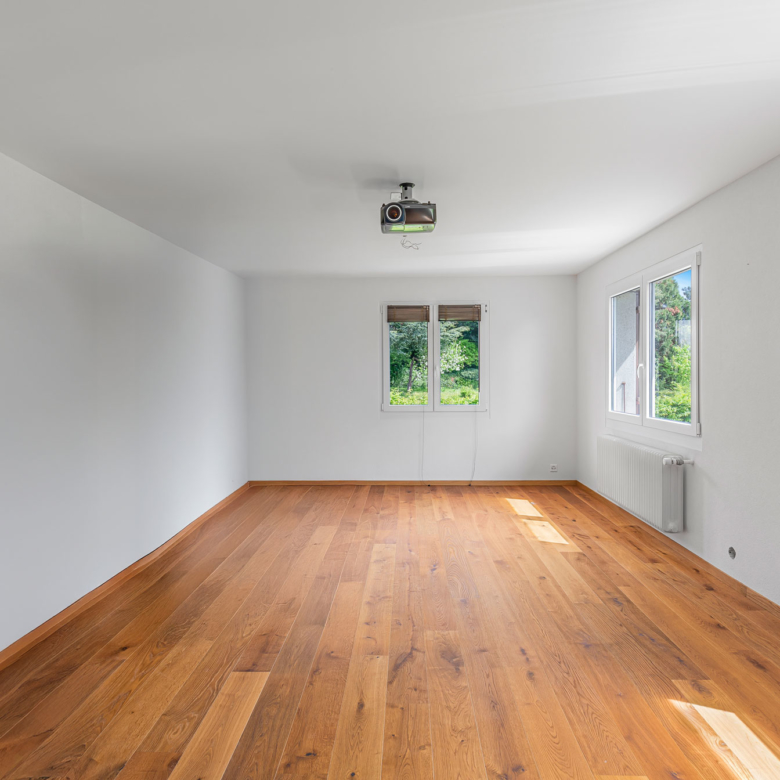 Salle de projection ou bureau à Vevey avec parquet