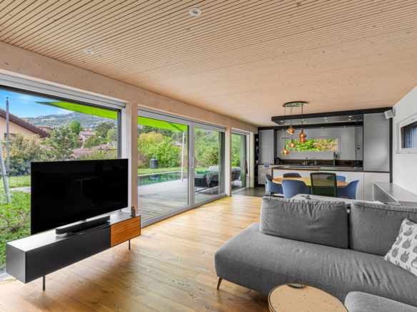 Salon ouvert à Vevey avec vue sur terrasse et piscine