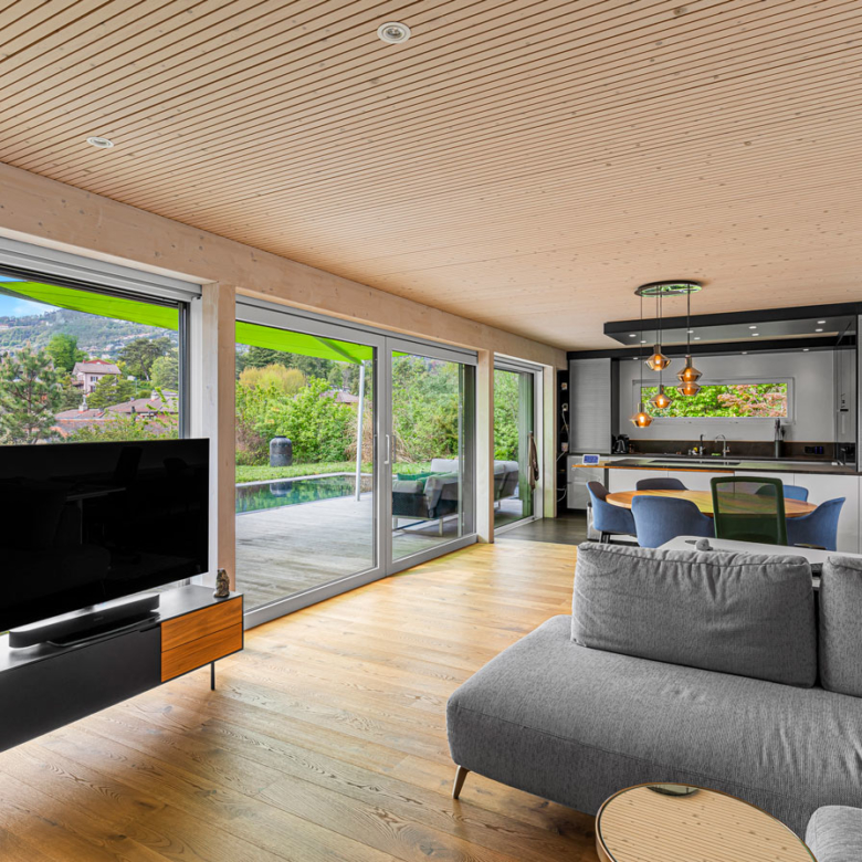 Salon ouvert à Vevey avec vue sur terrasse et piscine